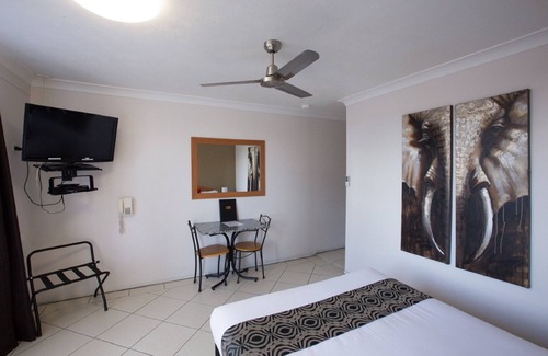 Berserker Hotel | Eco-Friendly Retreat at The David Motel with Pool & Dining