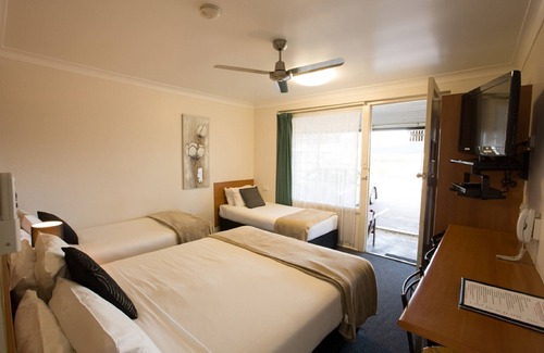 Berserker Hotel | Eco-Friendly Retreat at The David Motel with Pool & Dining