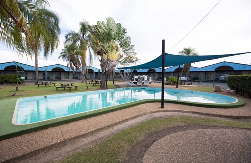 Berserker Hotel | Eco-Friendly Retreat at The David Motel with Pool & Dining