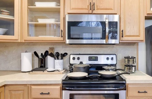 Thornhurst House | Experience The Daydream Chalet with Hot Tub & Pool Access!