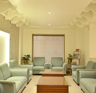 Shivajinagar Hotel | Cozy Stay at Hotel Deccan RoyAAle with Fireplace & Dining