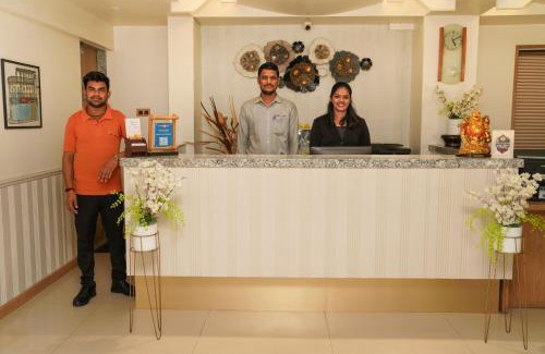 Shivajinagar Hotel | Cozy Stay at Hotel Deccan RoyAAle with Fireplace & Dining