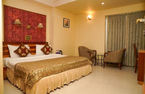 Shivajinagar Hotel | Cozy Stay at Hotel Deccan RoyAAle with Fireplace & Dining