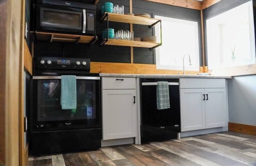 Ragland House | Guest Rated 10/10 at The Decked Out Den with Kitchen