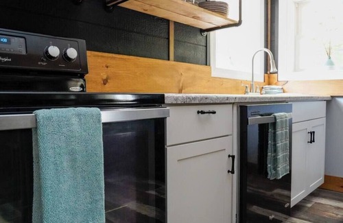 Ragland House | Guest Rated 10/10 at The Decked Out Den with Kitchen