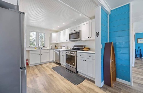 Orland House | New Deckhouse Retreat with Lake Access and Ocean Views