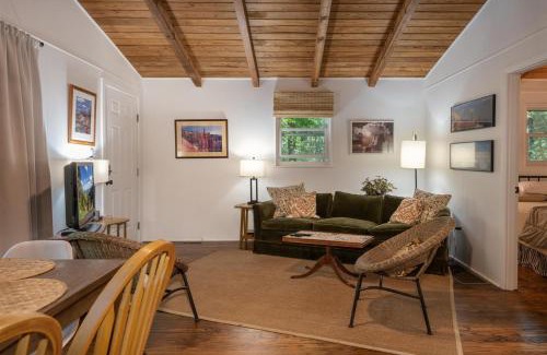 Cedar Mountain House | Explore The Deep Forest Green Cottage: Family-Friendly Retreat