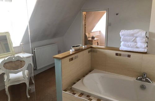 Market Deeping Hotel | Discover The Deeping Stage: Family-Friendly & Rated 8.6/10