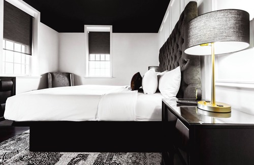 Delafield Hotel | Elegant Delafield Hotel: 4-Star Stay with Spa & Dining