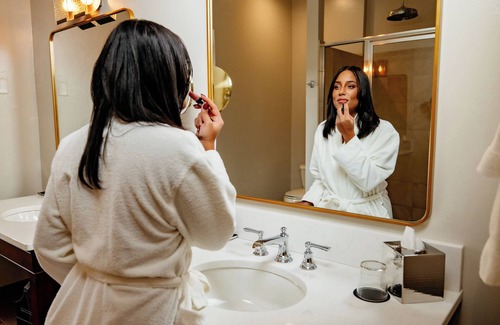 Delafield Hotel | Elegant Delafield Hotel: 4-Star Stay with Spa & Dining
