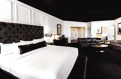 Delafield Hotel | Elegant Delafield Hotel: 4-Star Stay with Spa & Dining