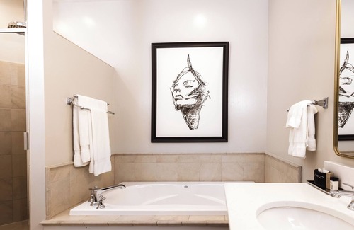Delafield Hotel | Elegant Delafield Hotel: 4-Star Stay with Spa & Dining