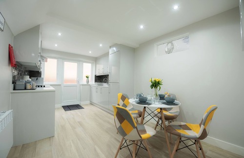 Reading Apartment | Top-Rated Deluxe Apartment at Laurel House with Kitchen
