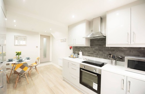 Reading Apartment | Top-Rated Deluxe Apartment at Laurel House with Kitchen