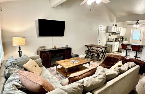 New Braunfels House | The Den at the 4th Crossing - Hot Tub - Pool Table