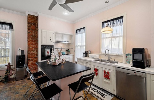 Gainesville House | The Denton Street Holiday House, an 1893 Victorian in the Historic District