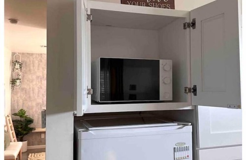 Whitton Acres Apartment | Discover The Desert Den: Child-Friendly Retreat Awaits