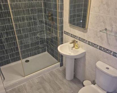 Hindhead Hotel | Cozy Stay at The Devil's Punchbowl Hotel with Hot Tub