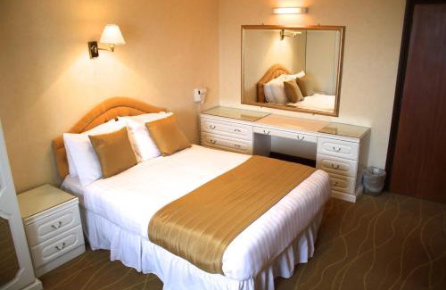 Exmouth Bed & Breakfast | Discover The Devoncourt Resort with Oceanfront Amenities