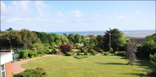 Exmouth Bed & Breakfast | Discover The Devoncourt Resort with Oceanfront Amenities