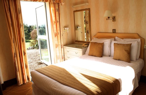 Exmouth Bed & Breakfast | Discover The Devoncourt Resort with Pool and Restaurant