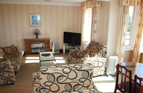 Exmouth Bed & Breakfast | Discover The Devoncourt Resort with Pool and Restaurant