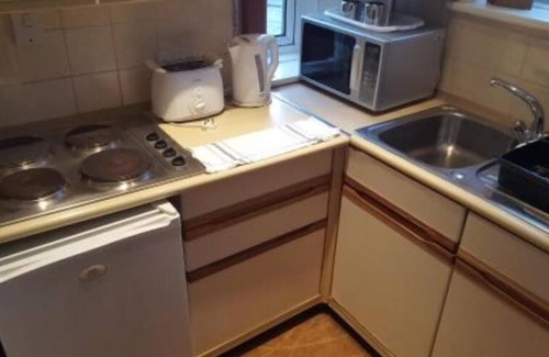 Exmouth Bed & Breakfast | Discover The Devoncourt Resort with Pool and Restaurant