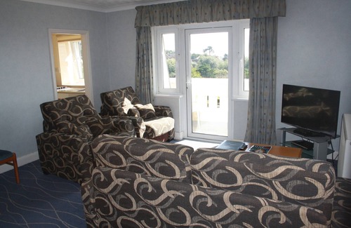 Exmouth Bed & Breakfast | Discover The Devoncourt Resort with Pool and Restaurant