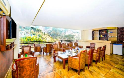 Hansot Mahal Hotel | Experience Ramayan Cottage: 4-Star Retreat with Hot Tub