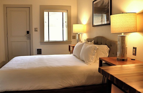 Brenham Hotel | Unforgettable Stay at The Dixie Motel Brenham with Spa & Dining