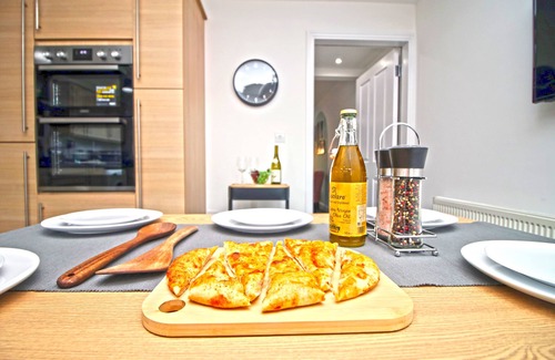 Newport House | Discover The Dock House - Central Newport with Family Amenities