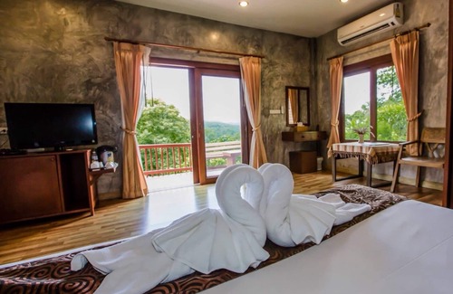 Hang Dong Hotel | Discover The Doi Resort: Family-Friendly with Dining Options