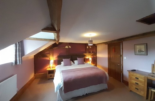 Newtown Hotel | Relax at The Dolfor Inn: Guest Rated 9.2 with Breakfast