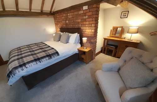 Newtown Hotel | Relax at The Dolfor Inn: Guest Rated 9.2 with Breakfast