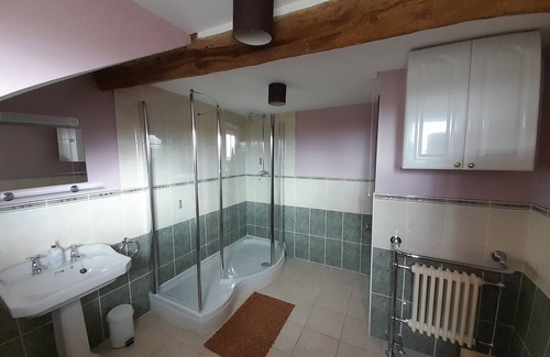 Newtown Hotel | Relax at The Dolfor Inn: Guest Rated 9.2 with Breakfast