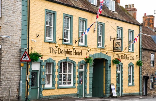 Wincanton Hotel | Pet Friendly Dolphin Hotel with Breakfast & Family Amenities