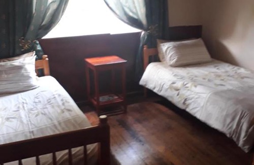Noupoort House | Cozy Retreat at The Don Guest House with Pool & Breakfast