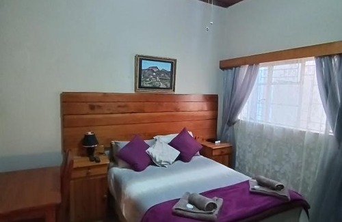 Noupoort House | Cozy Retreat at The Don Guest House with Pool & Breakfast