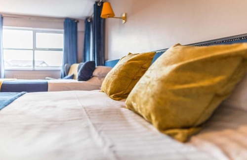 Newcastle Bed & Breakfast | Inviting Stay at Donard Hotel with Breakfast & Family Amenities