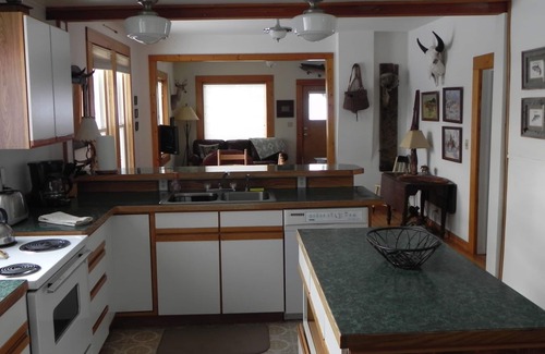 Philipsburg Cottage | Douglas Creek Cottage: Cozy Retreat with Great Views