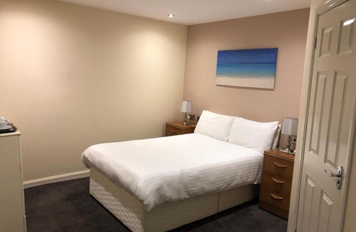 Kilmarnock Hotel | Cozy Stay at The Douglas Hotel with Breakfast Included