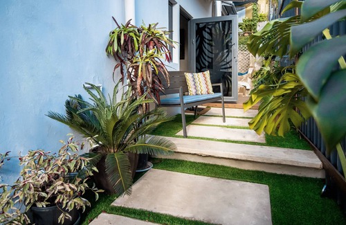San Juan House | Modern Comfort at The "Dous" Apartment with Spa Amenities
