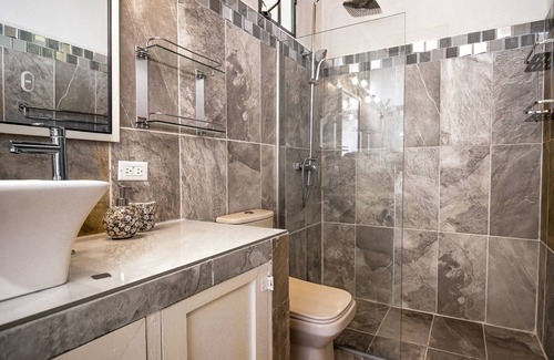 San Juan House | Modern Comfort at The "Dous" Apartment with Spa Amenities