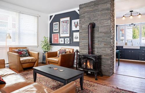 Revelstoke House | Discover The Downtown Hive: Family & Pet-Friendly Retreat