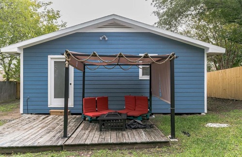 Brenham House | Cozy Dragonfly at Brenham - Steps from Downtown Attractions