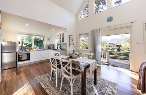 Woodhill Cottage | Indulge in The Drawing Rooms of Berry with Spa & Breakfast
