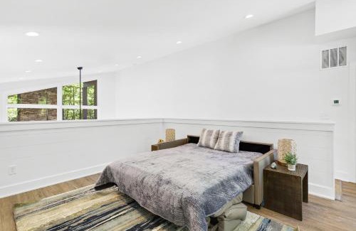 Foxfire Estates House | Escape to The Dream Catcher Home with Hot Tub & Kitchen