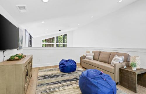 Foxfire Estates House | Escape to The Dream Catcher Home with Hot Tub & Kitchen