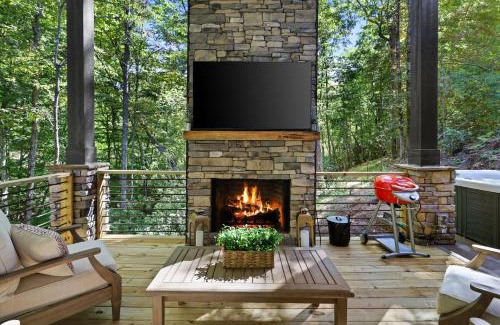 Foxfire Estates House | Escape to The Dream Catcher Home with Hot Tub & Kitchen