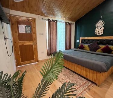 Kasol House | Cozy Dreamcatcher Rooms & Cafe: Pet and Child Friendly Stay